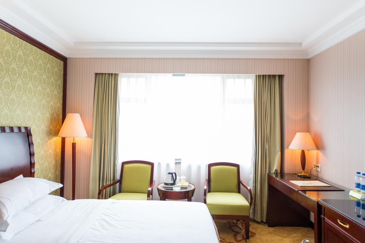 Vienna International Hotel Shanghai Train Station Bagian luar foto