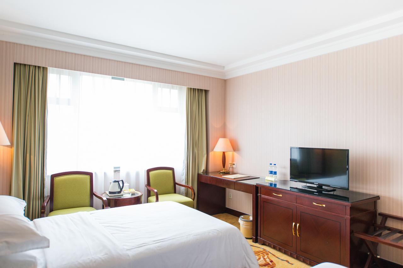 Vienna International Hotel Shanghai Train Station Bagian luar foto