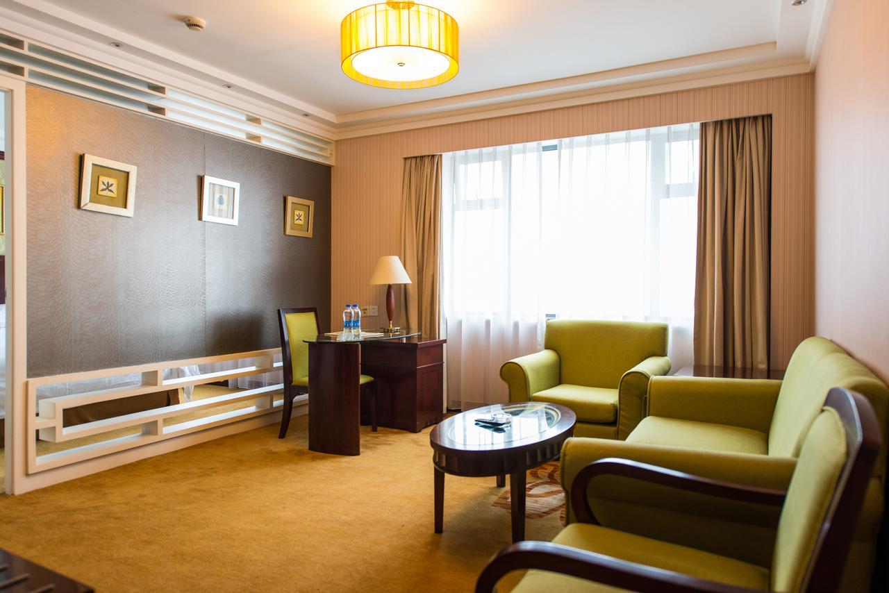 Vienna International Hotel Shanghai Train Station Bagian luar foto