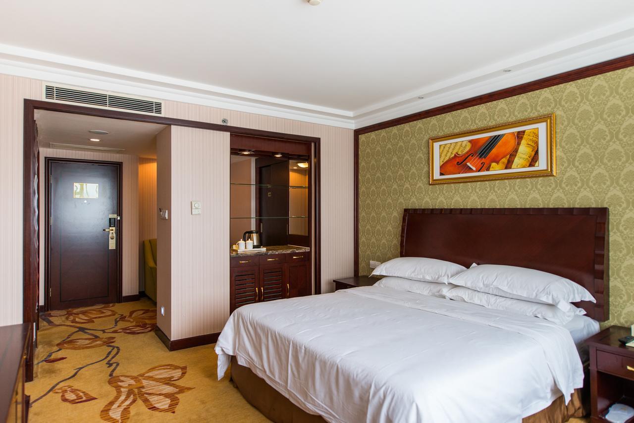 Vienna International Hotel Shanghai Train Station Bagian luar foto