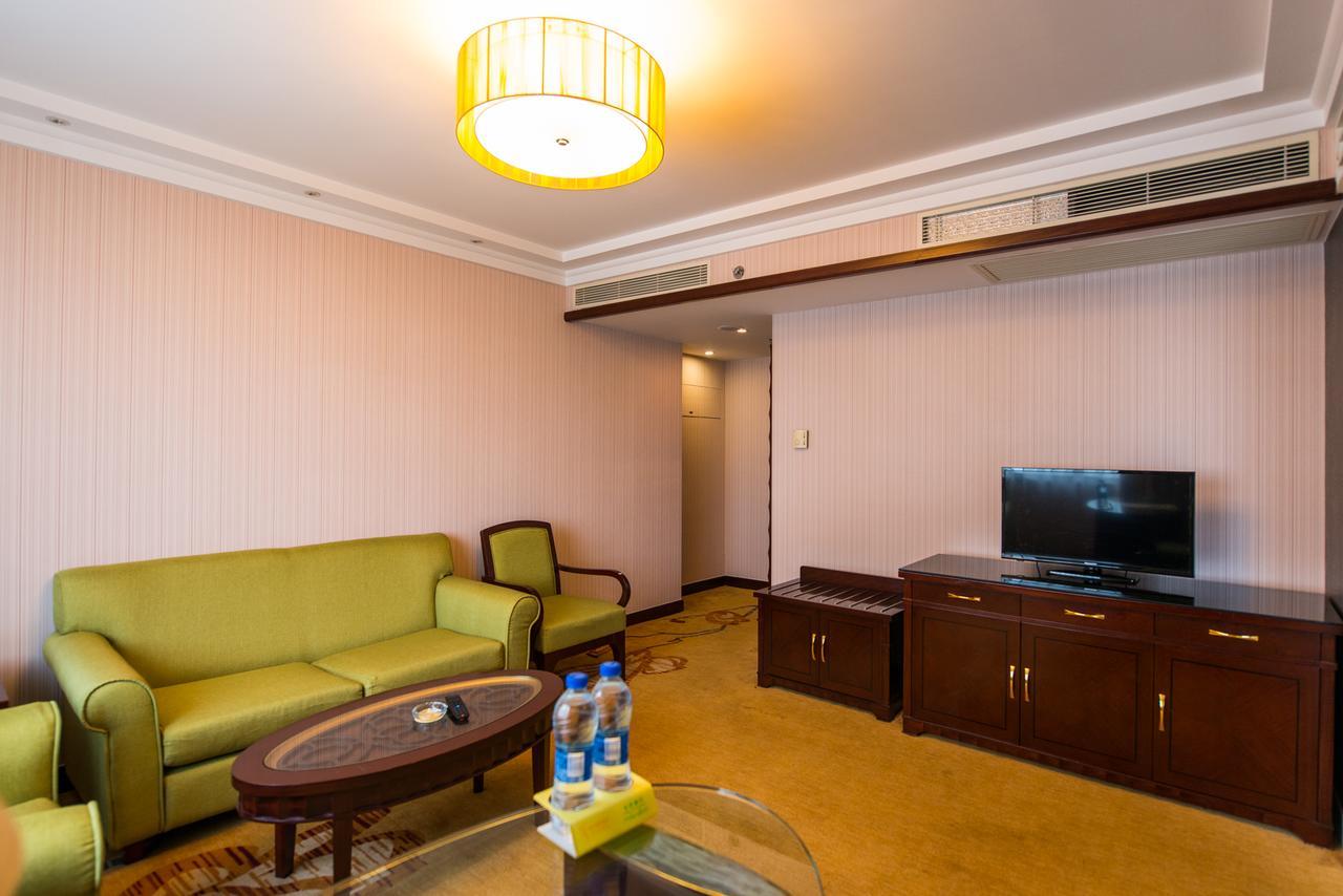 Vienna International Hotel Shanghai Train Station Bagian luar foto