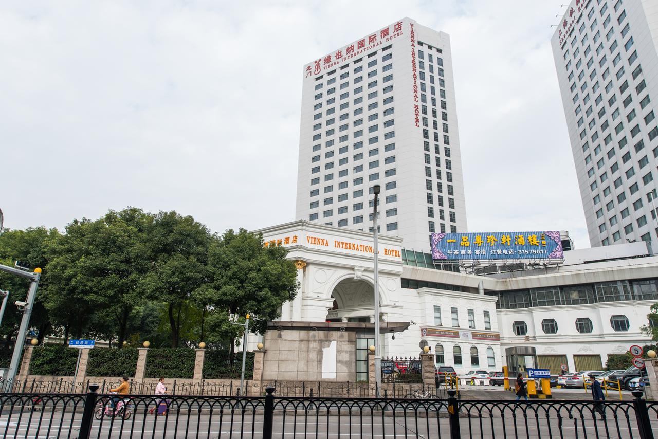 Vienna International Hotel Shanghai Train Station Bagian luar foto