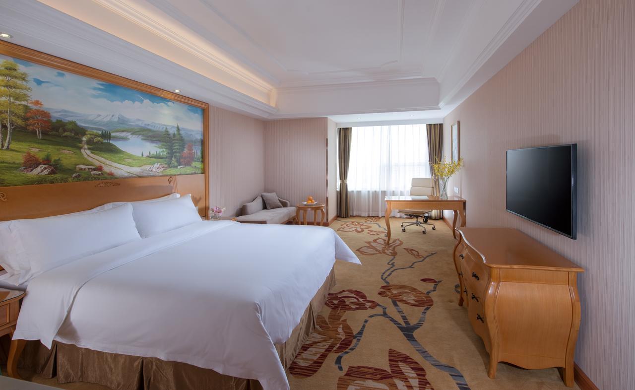 Vienna International Hotel Shanghai Train Station Bagian luar foto